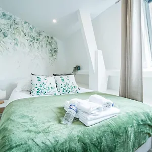  Appartamento Parisian Flat With Eiffel Tower View